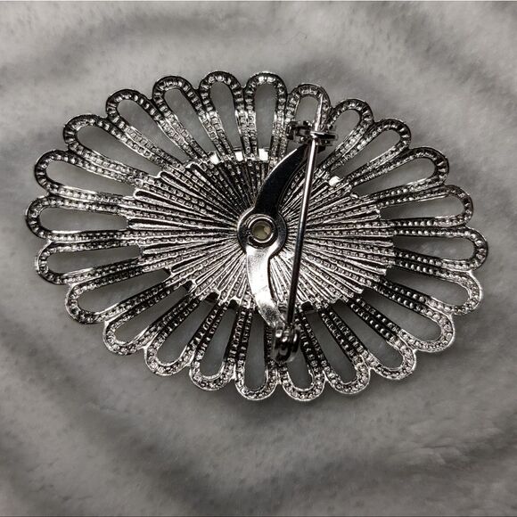 VINTAGE Petit point pansy crochet brooch - Picture 3 of 5